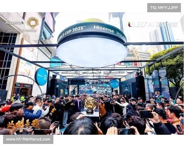 2025年世俱杯奖杯首度亮相中国 海信点亮重庆QPro技术设计创新展现 2025年世俱杯奖杯首度亮相中国 海信点亮重庆QPro技术设计创新展现